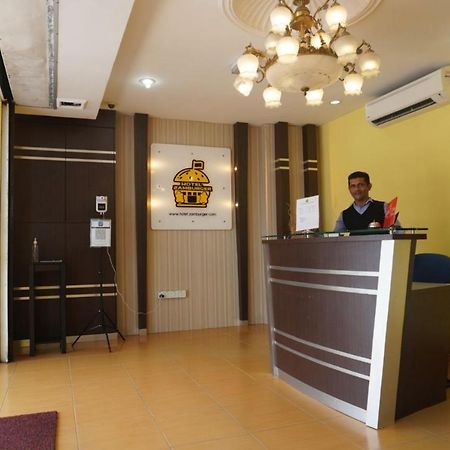 Hotel Zamburger Airport Кота Бару Екстериор снимка