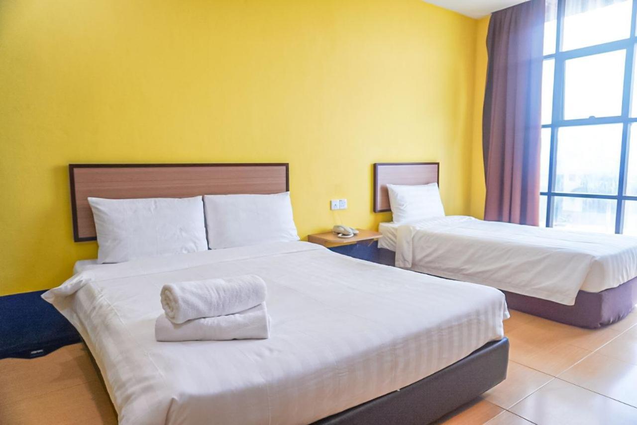 Hotel Zamburger Airport Кота Бару Екстериор снимка