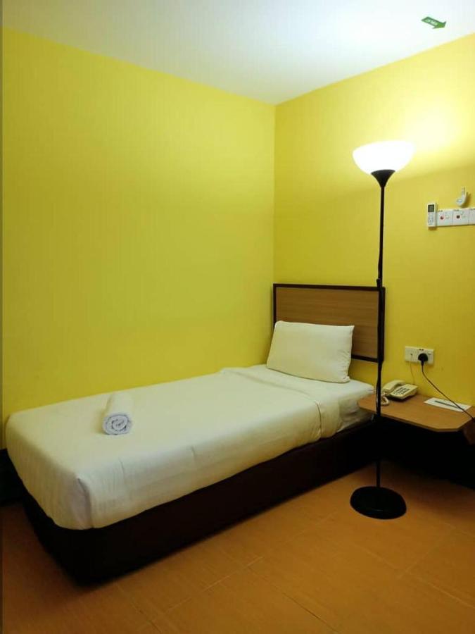Hotel Zamburger Airport Кота Бару Екстериор снимка
